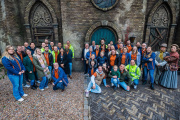 Groepsfoto van collega&#039;s en familie van <a href="/lemma/Henk_Schellekens" title="Henk Schellekens">Henk Schellekens</a> bij zijn afscheid en de onthulling van &#039;zijn&#039; &quot;laatste steen&quot; met opschrift &quot;Broeder Hendrikus - Bouwgildemeester en ambachtsman voor Natuurpark de Efteling&quot;.