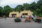 <a href="/lemma/De_Vrolijke_Noot" title="De Vrolijke Noot">De Vrolijke Noot</a> net geopend, juli <span class="redlink">2009</span>