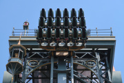 Een trein op de first drop van <a href="/lemma/Baron_1898" title="Baron 1898">Baron 1898</a> tijdens een testrit.
