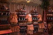 Merchandise in de <a href="/lemma/Savannebar" title="Savannebar">Savannebar</a>