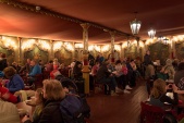 Naast de <a href="/lemma/Stoomcarrousel" title="Stoomcarrousel">Stoomcarrousel</a> is zitgelegenheid waarvan op sommige dagen gretig gebruik gemaakt wordt. Op de achtergrond zijn de vele schilderingen van <a href="/lemma/Andreas_Giezen" title="Andreas Giezen">Andreas Giezen</a> te zien. (Foto: Jos, 2013)