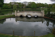 Uitzicht op het bruggetje nabij de <a href="/lemma/Vonderplas" title="Vonderplas">Vonderplas</a> vanaf het brede pad naast het theater, april <a href="/lemma/2010" title="2010">2010</a>