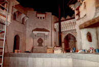 Tweede Marktscène, 05-1985. De tweede marktscène, gezien vanuit de vaargeul. De wanden zijn gestuct en wachten op verf en decoratie. Oude kratjes met antieke tegels aan de voorzijde. De ruimte achter de openslaande houten deuren wordt later opgevuld met kunstgroen.