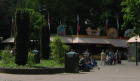 <a href="/lemma/Game_Gallery" title="Game Gallery">Game Gallery</a> april 2004, met van links naar rechts <a href="/lemma/Tasje_Hengelen" class="mw-redirect" title="Tasje Hengelen">Tasje Hengelen</a>, <a href="/lemma/Holle_Bolle_Ballentent" title="Holle Bolle Ballentent">Holle Bolle Ballentent</a>, kassa en <a href="/lemma/Boem_Bal" title="Boem Bal">Boem Bal</a>