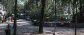 Panoramafoto uit 1974 waarop te zien, van links naar rechts: <a href="/lemma/De_Stenen_Kip" title="De Stenen Kip">De Stenen Kip</a>, rechts daarvan achter een muur de werkplaats <a href="/lemma/WOD" class="mw-redirect" title="WOD">WOD</a>, het tegenwoordige <a href="/lemma/Wonder_Depot" class="mw-redirect" title="Wonder Depot">Wonder Depot</a>-gebouw van het <a href="/lemma/Efteling_Museum" title="Efteling Museum">Efteling Museum</a>. Achter de lage muur een vijvertje, de tegenwoordige binnentuin van het museum, in dit geval met inham voor het <a href="/lemma/Ballonnenvrouwtje" title="Ballonnenvrouwtje">Ballonnenvrouwtje</a> en rechts achter de bomen zien we <a href="/lemma/In_de_Bonte_Harlekyn" title="In de Bonte Harlekyn">In de Bonte Harlekyn</a>.