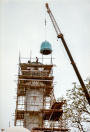 Exterieur, 06-1985. Bouwlieden op de minaret tijdens het plaatsen van de koepel.