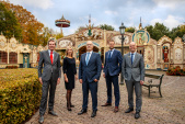 Groepsfoto van de directie anno november <span class="redlink">2018</span> op het <a href="/lemma/Carrouselplein" title="Carrouselplein">Carrouselplein</a>, v.l.n.r. <a href="/lemma/Daan_van_Baarsen" title="Daan van Baarsen">Daan van Baarsen</a>, <a href="/lemma/Nicole_Scheffers" title="Nicole Scheffers">Nicole Scheffers</a>, <a href="/lemma/Fons_Jurgens" title="Fons Jurgens">Fons Jurgens</a>, <a href="/lemma/Koen_Sanders" title="Koen Sanders">Koen Sanders</a> en <a href="/lemma/Coen_Bertens" title="Coen Bertens">Coen Bertens</a>