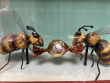 Twee bijen met verpakte Efteling-bonbon achter raamp <a href="/lemma/De_Soete_Inval" title="De Soete Inval">De Soete Inval</a> in 2024 - Foto: Eftepedia