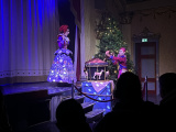 Meneer en Mevrouw Tijd, het opwinden van de carrousel, in A Wonderful Wintertime - Foto: Eftepedia