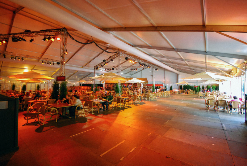 Bestand:Circusantonpieck-tent-interieur-aug2009.jpg