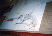 Vogel met <a href="/lemma/Wegwijzer" title="Wegwijzer">wegwijzer</a> van <a href="/lemma/De_Indische_Waterlelies" title="De Indische Waterlelies">De Indische Waterlelies</a> tentoongesteld op de <a href="/lemma/Anton_Pieck-tentoonstelling_(1995)" title="Anton Pieck-tentoonstelling (1995)">Anton Pieck-tentoonstelling (1995)</a> in de <a href="/lemma/Dioramahal" class="mw-redirect" title="Dioramahal">Dioramahal</a>