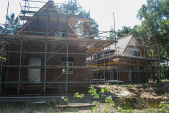 <a href="/lemma/Boshuys" title="Boshuys">Boshuys</a> in de steigers, juli <a href="/lemma/2009" title="2009">2009</a>