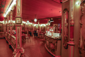 <a href="/lemma/Carrousel_Bar" title="Carrousel Bar">Carrousel Bar</a> en naastgelegen terras naast de <a href="/lemma/Stoomcarrousel" title="Stoomcarrousel">Stoomcarrousel</a> in augustus <a href="/lemma/2010" title="2010">2010</a>