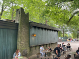 Zuidzijde <a href="/lemma/In_den_Swarte_Kat" title="In den Swarte Kat">In den Swarte Kat</a> met terras