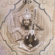 Een afbeelding van de fictionele sitarspeler <a href="/lemma/Shyam_Dirinder_Singh" class="mw-redirect" title="Shyam Dirinder Singh">Shyam Dirinder Singh</a>, onderdeel van het <a href="/lemma/Kabinet_der_Vermisten" title="Kabinet der Vermisten">Kabinet der Vermisten</a> nabij <a href="/lemma/Danse_Macabre" title="Danse Macabre">Danse Macabre</a>. Het karakter is een verwijzing naar de <a href="/lemma/Oosterse_Geest" title="Oosterse Geest">Oosterse Geest</a> van het <a href="/lemma/Spookslot" title="Spookslot">Spookslot</a>.