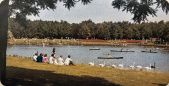 De <a href="/lemma/Kanovijver" title="Kanovijver">Kanovijver</a> met op de achtergrond de <a href="/lemma/Consumptieverkoop_Kanovijver" title="Consumptieverkoop Kanovijver">Consumptieverkoop Kanovijver</a>, midden jaren zeventig