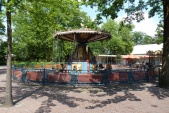 De <a href="/lemma/Kleine_Zweefmolen" title="Kleine Zweefmolen">Kleine Zweefmolen</a> op het <a href="/lemma/Anton_Pieckplein" title="Anton Pieckplein">Anton Pieckplein</a>.