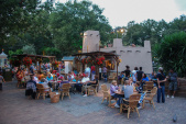 <a href="/lemma/Casa_Caracol" title="Casa Caracol">Casa Caracol</a> tijdens een zomeravond, <a href="/lemma/2010" title="2010">2010</a>