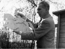 <a href="/lemma/Peter_Reijnders" title="Peter Reijnders">Peter Reijnders</a> met de ruitertjes van de <a href="/lemma/Magische_Klok" class="mw-redirect" title="Magische Klok">Magische Klok</a> in <span class="redlink">1952</span> (foto van Rigo Kalkhoven, bron: Nationaal Archief)