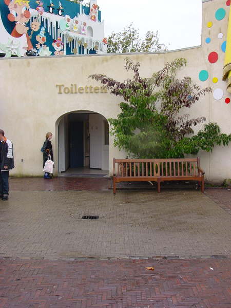 Bestand:Toiletgroep cf entree 2001.jpg