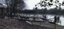 <a href="/lemma/Kanovijver" title="Kanovijver">Kanovijver</a> met verhoogde houten paden over de kades, <a href="/lemma/1974" title="1974">1974</a>