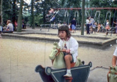 De zandbak in het <a href="/lemma/Kleuterhof_(1960)" title="Kleuterhof (1960)">Kleuterhof (1960)</a> omstreeks <a href="/lemma/1983" title="1983">1983</a>