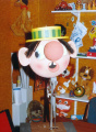 Bouw <a href="/lemma/Carnaval_Festival" title="Carnaval Festival">Carnaval Festival</a>-figuur, op de achtergrond kast met diverse andere Geesink-figuren zoals <a href="/lemma/Loeki" class="mw-redirect" title="Loeki">Loeki</a>