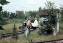 Kinderspoor met de <a href="/lemma/Spoorwegovergang" title="Spoorwegovergang">spoorwegovergang</a> op 29 juli 1962.