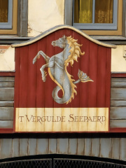 <a href="/lemma/Raveleijn" title="Raveleijn">Raveleijn</a>, gevelbord in de arena: &#039;t Vergulde Seepaard