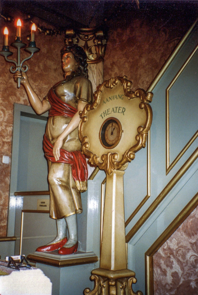 Bestand:Victoriaanstheaterklok.jpg